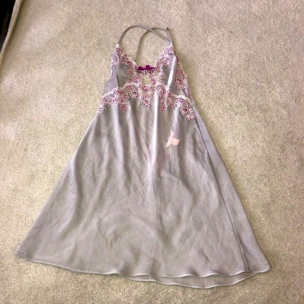 VICTORIA’S SECRET Light Gray Lace Trim Cross Back Spaguetti Strap Baby D…